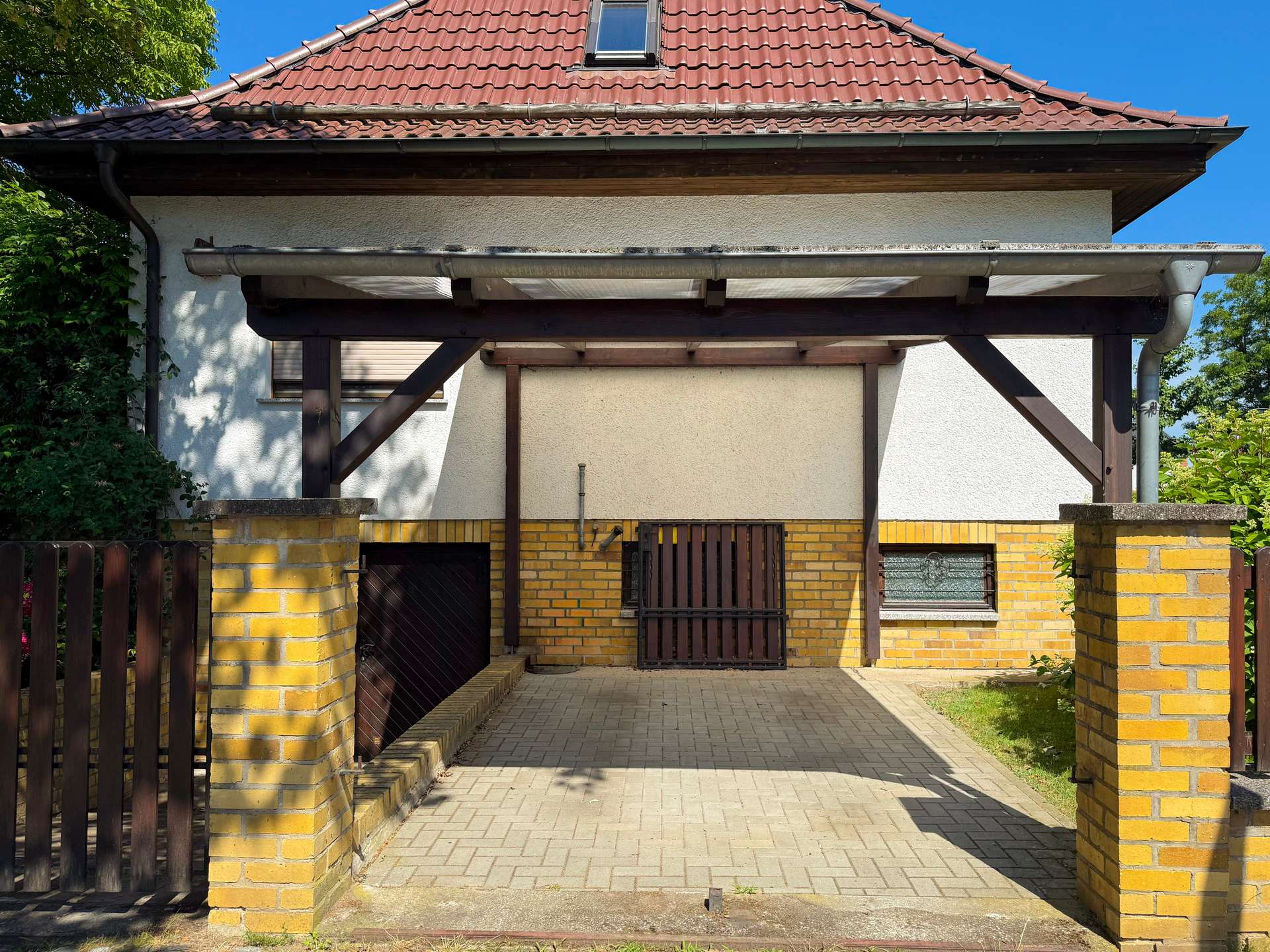 angrenzendes Carport