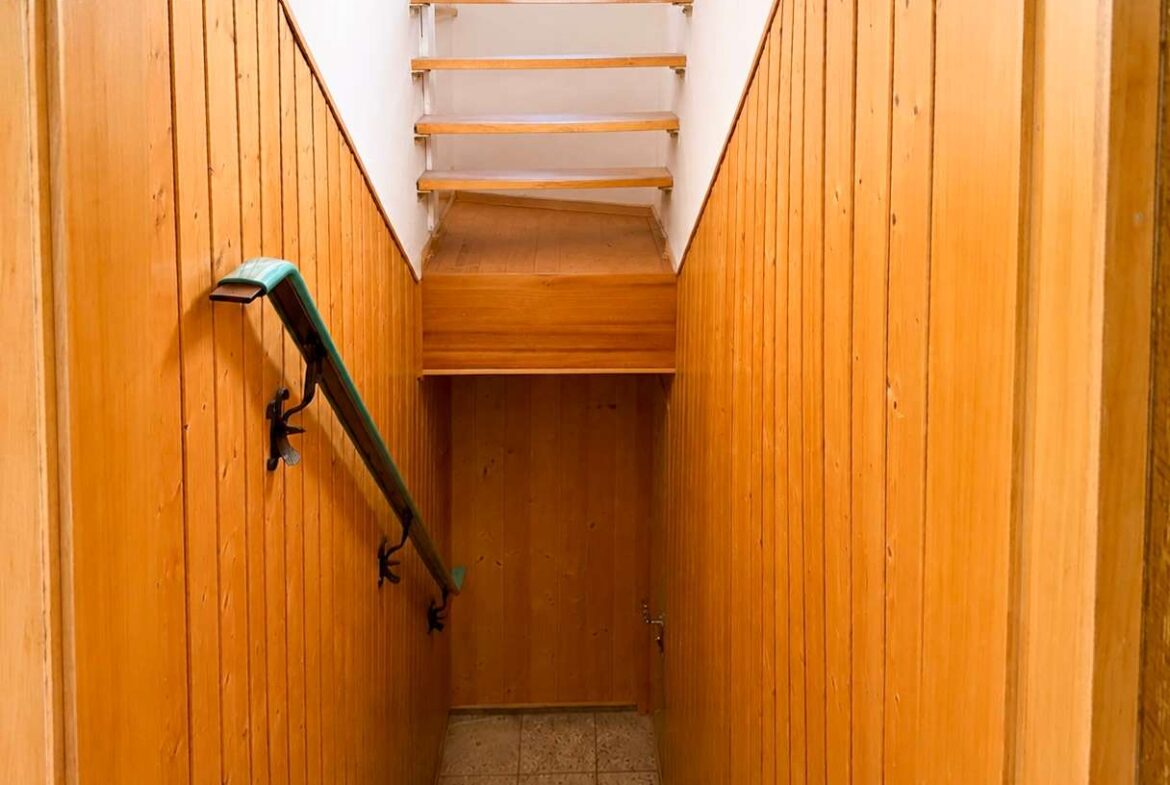 Treppe in das Untergeschoss