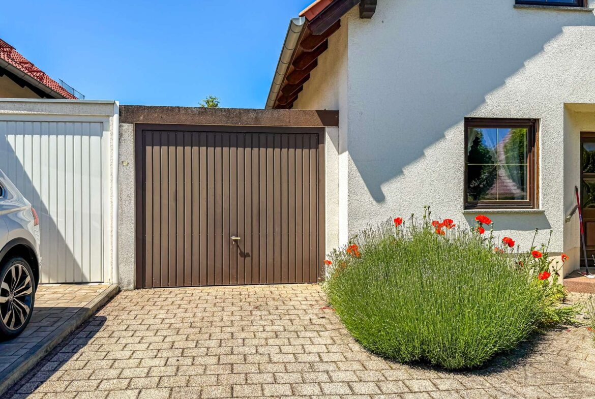 Garage und Außenstellplatz