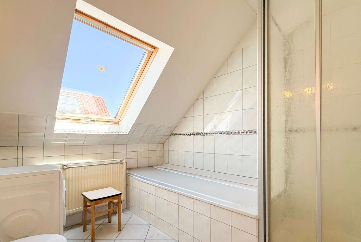 Bad mit Wanne und Dusche
