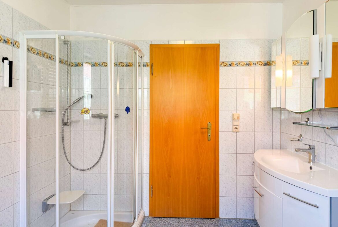 Bad mit Dusche und Wanne