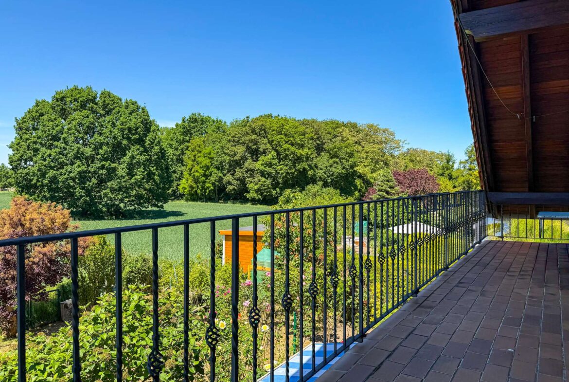 Balkon mit Blick aufs Feld