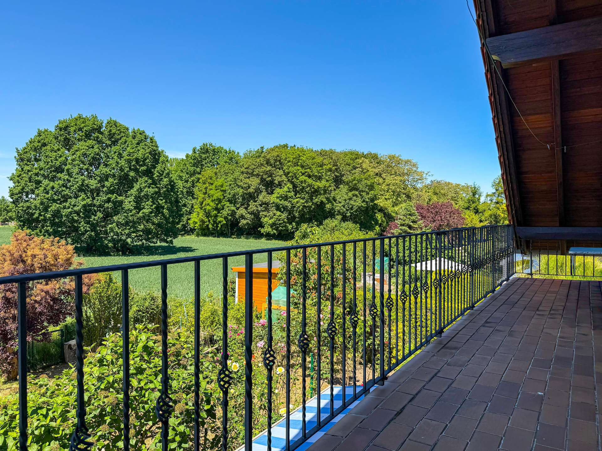 Balkon mit Blick aufs Feld
