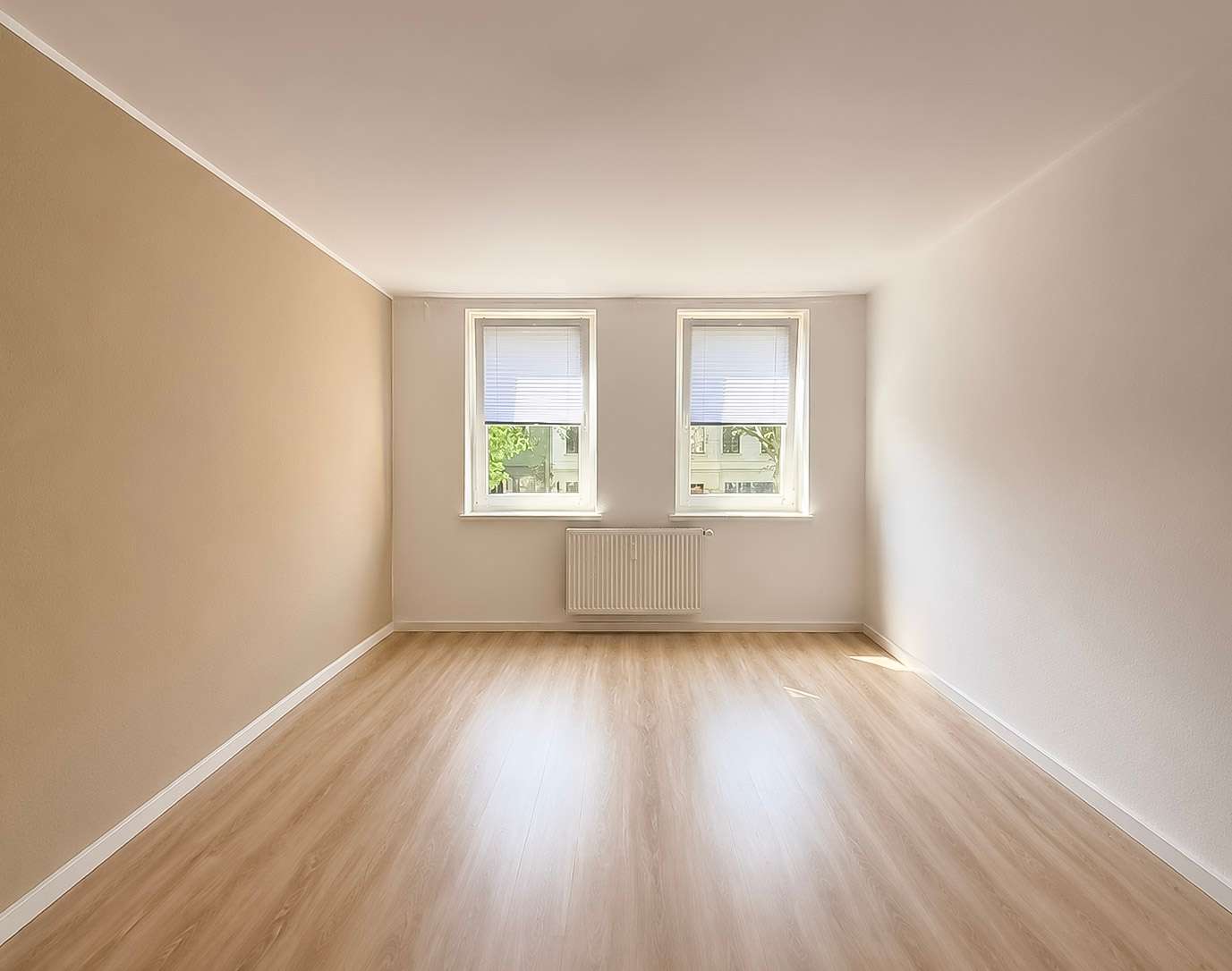großzügiges Schlafzimmer