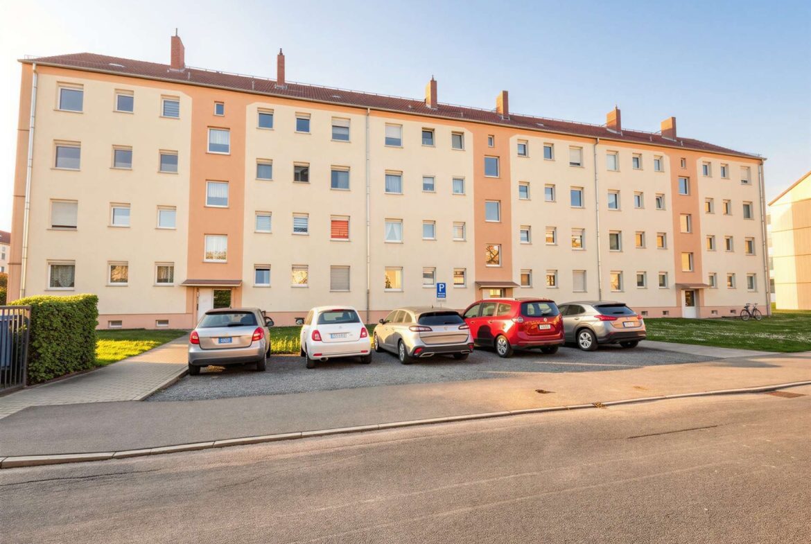 Außenansicht mit Stellplätzen 