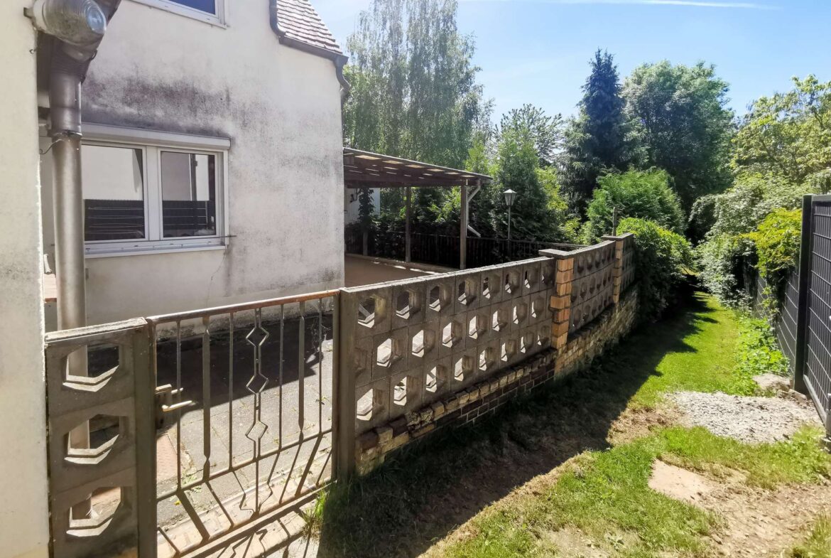 Außenansicht mit Terrasse