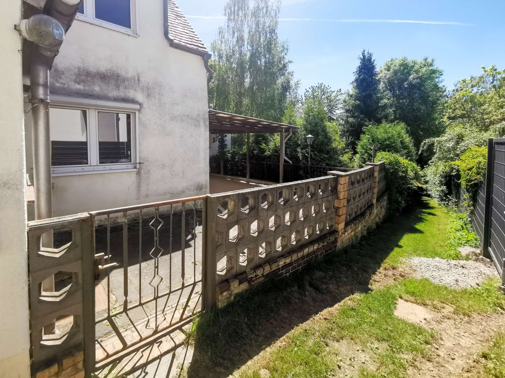 Außenansicht mit Terrasse