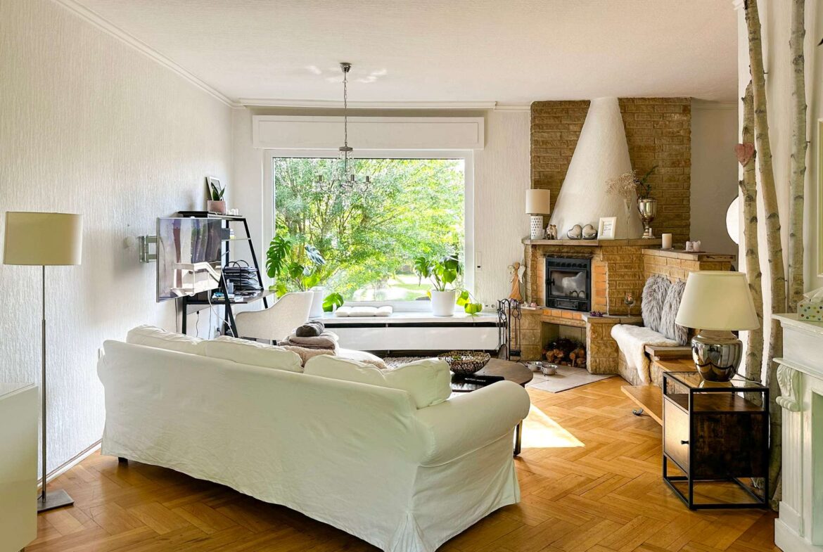 Wohnzimmer mit Kamin