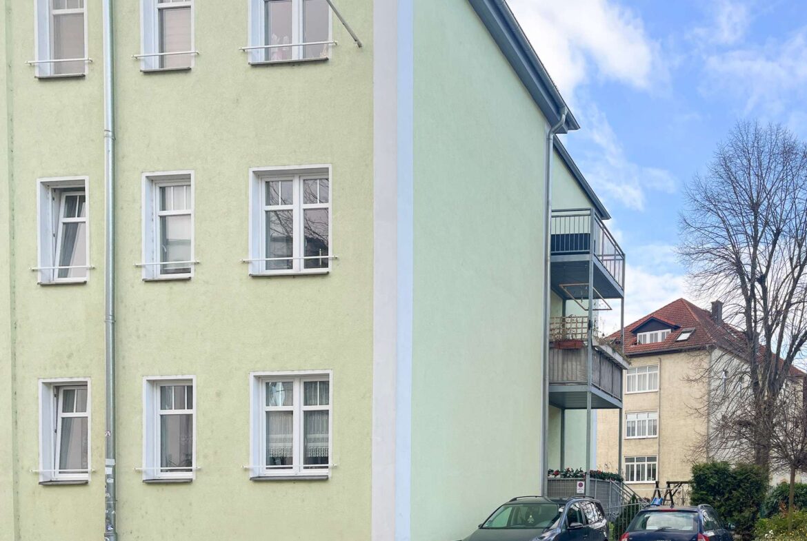 Hausansicht mit Stellplatz