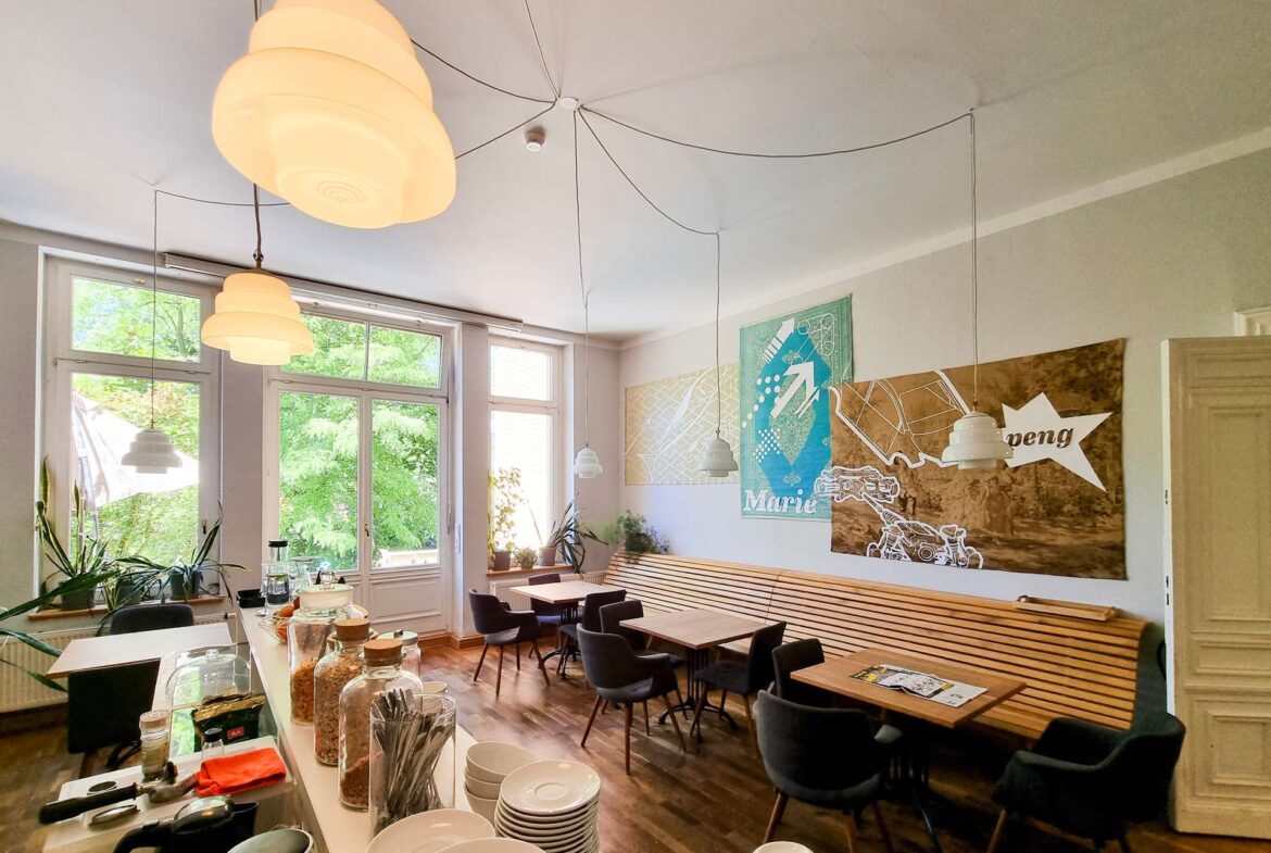 Café im Erdgeschoss