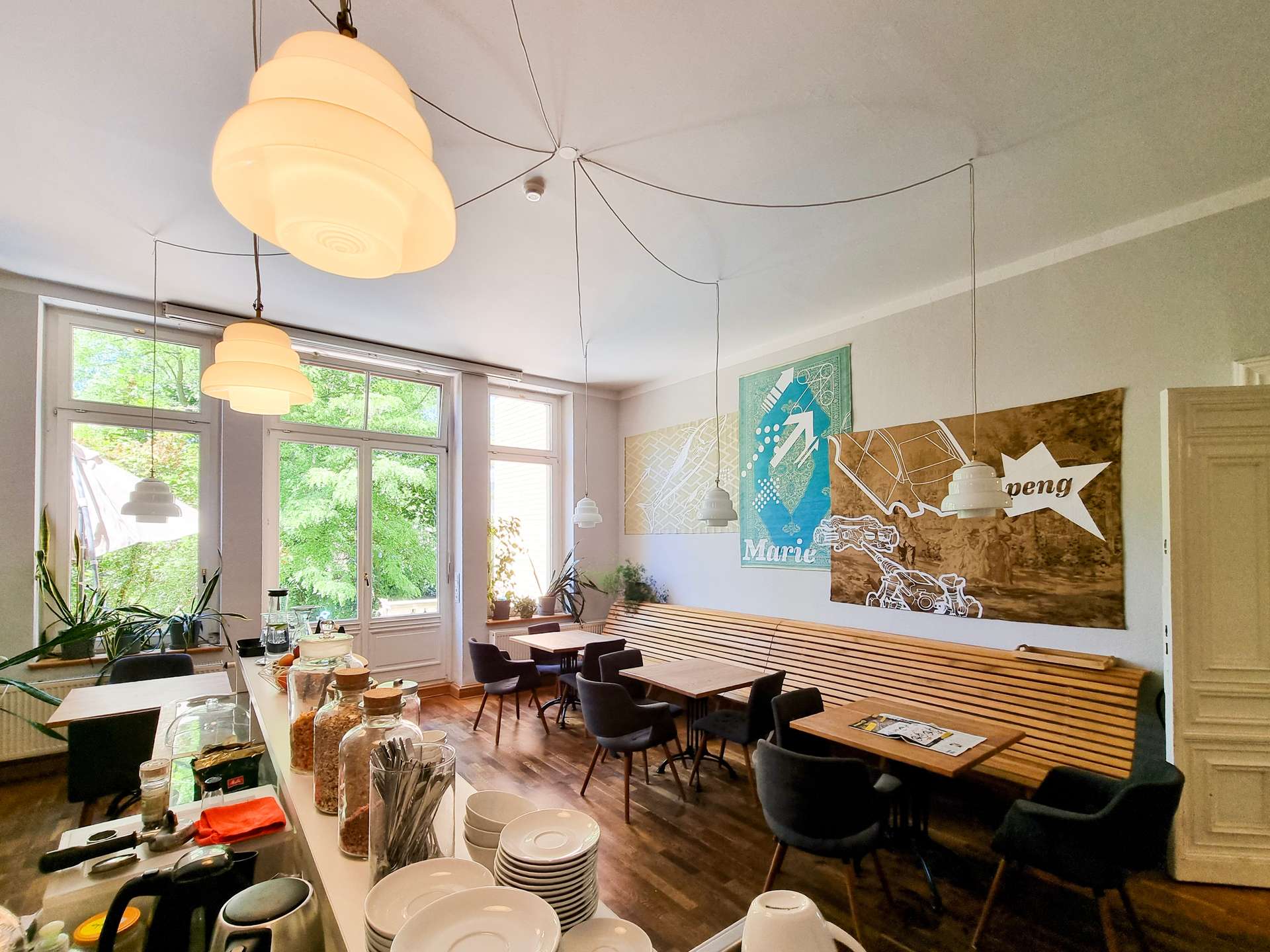 Café im Erdgeschoss