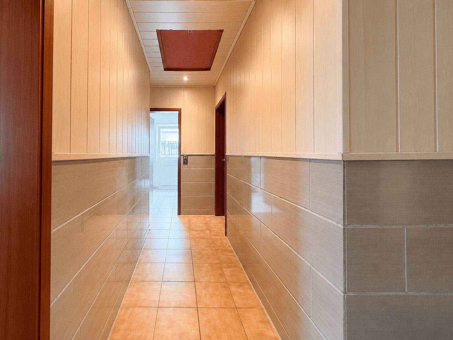 Flur mit Downlights