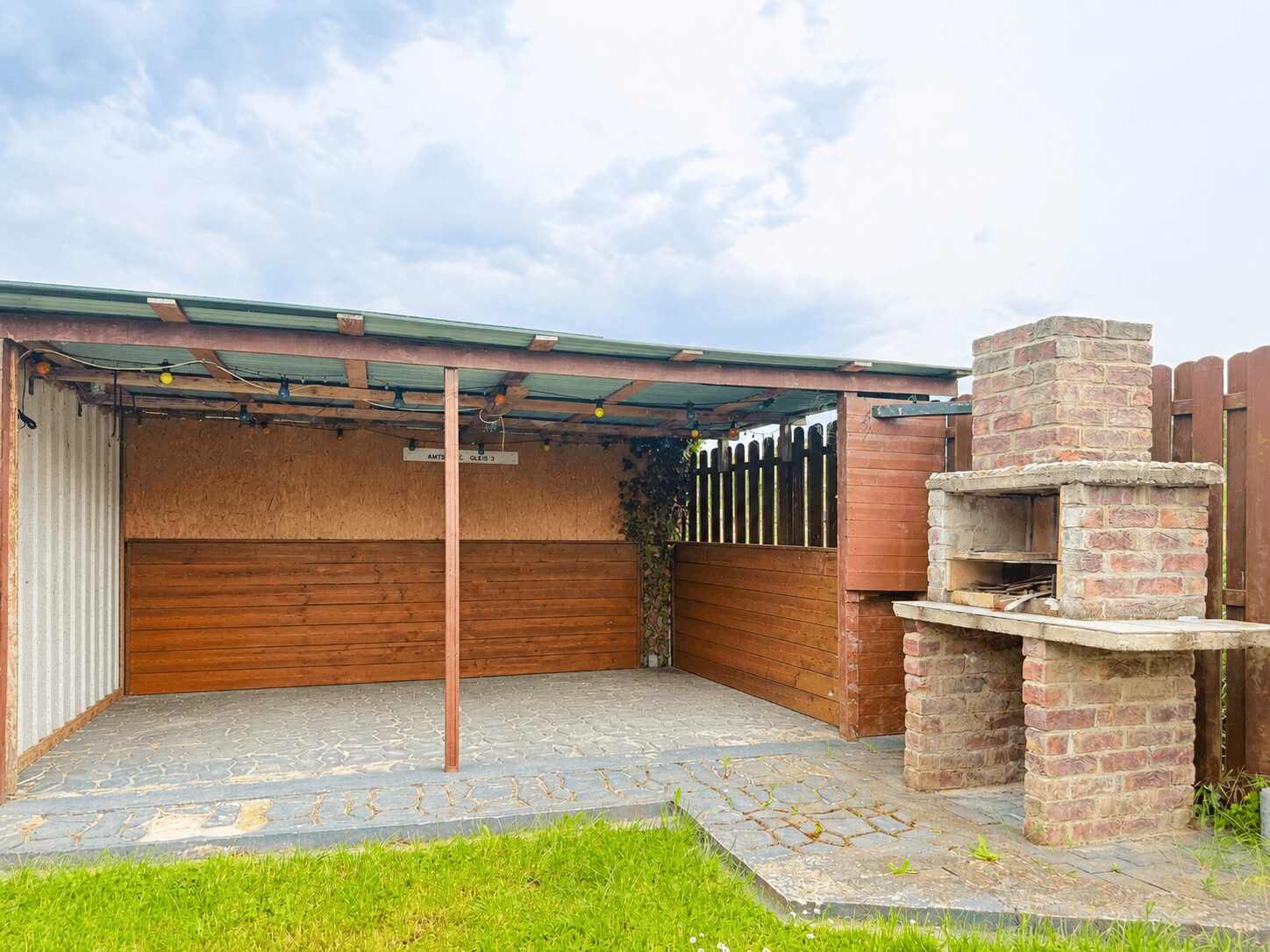 Carport mit Grillplatz