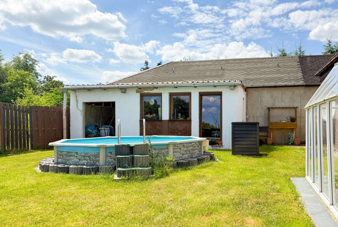 Garten mit Pool und Gartenhaus