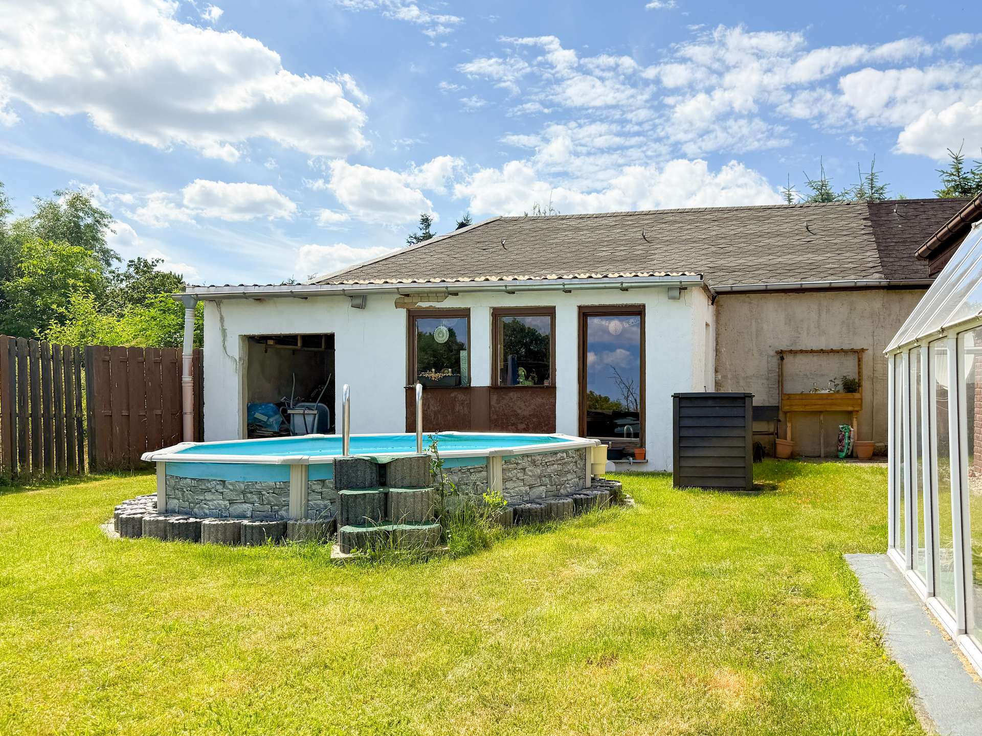 Garten mit Pool und Gartenhaus