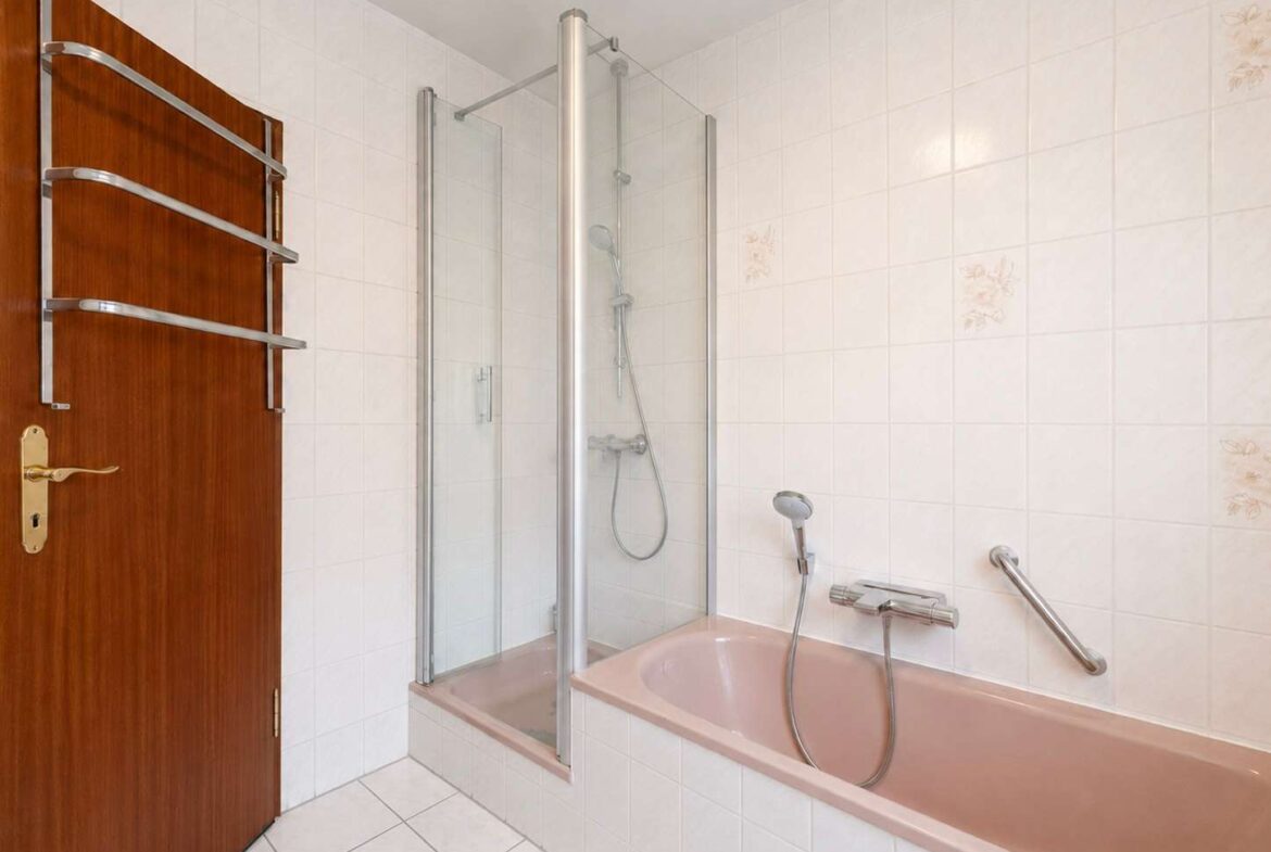 Badezimmer mit Wanne u. Dusche