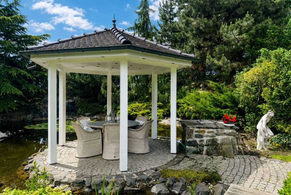 Pavillon mit Grill