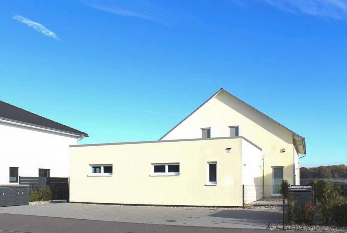 Straßenansicht mit Stellplätzen