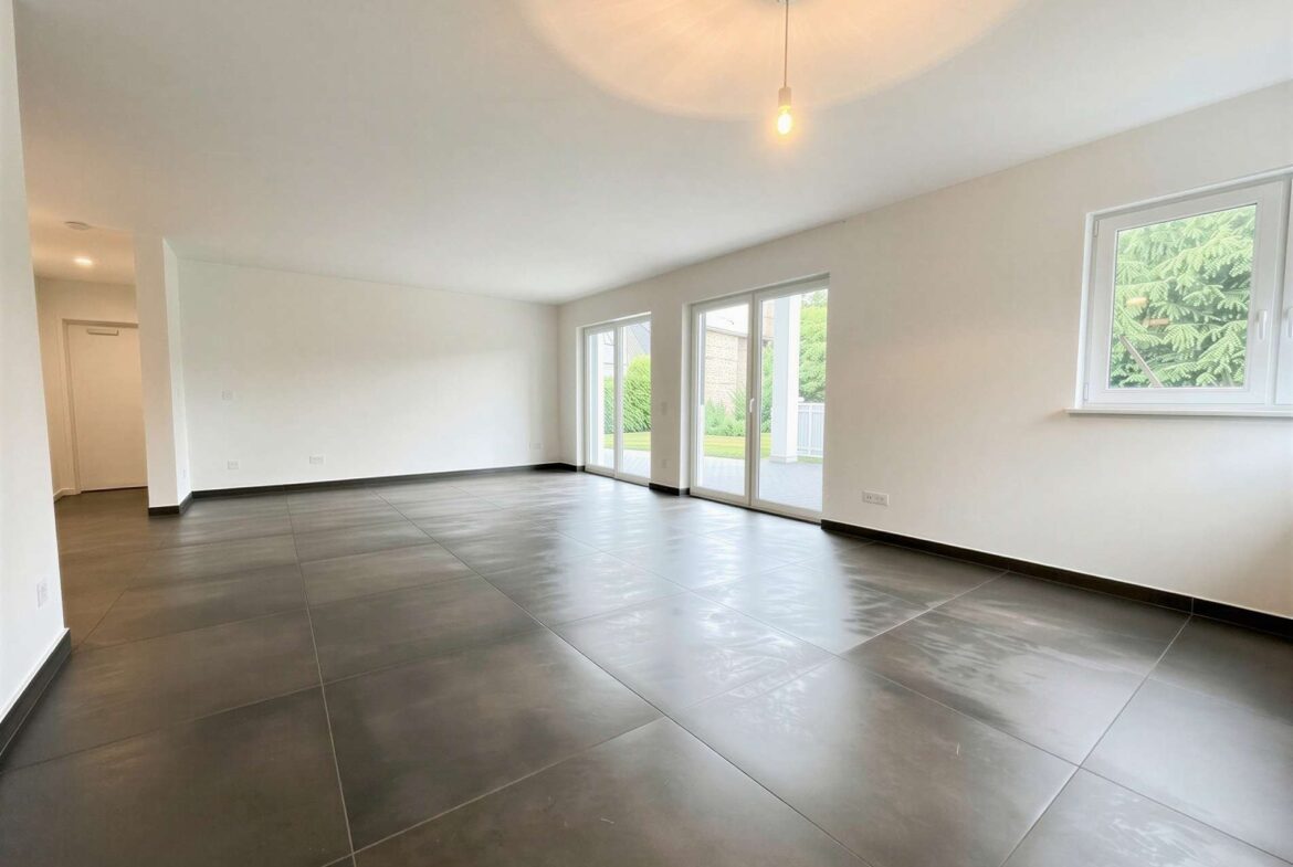Wohnzimmer mit offener Küche