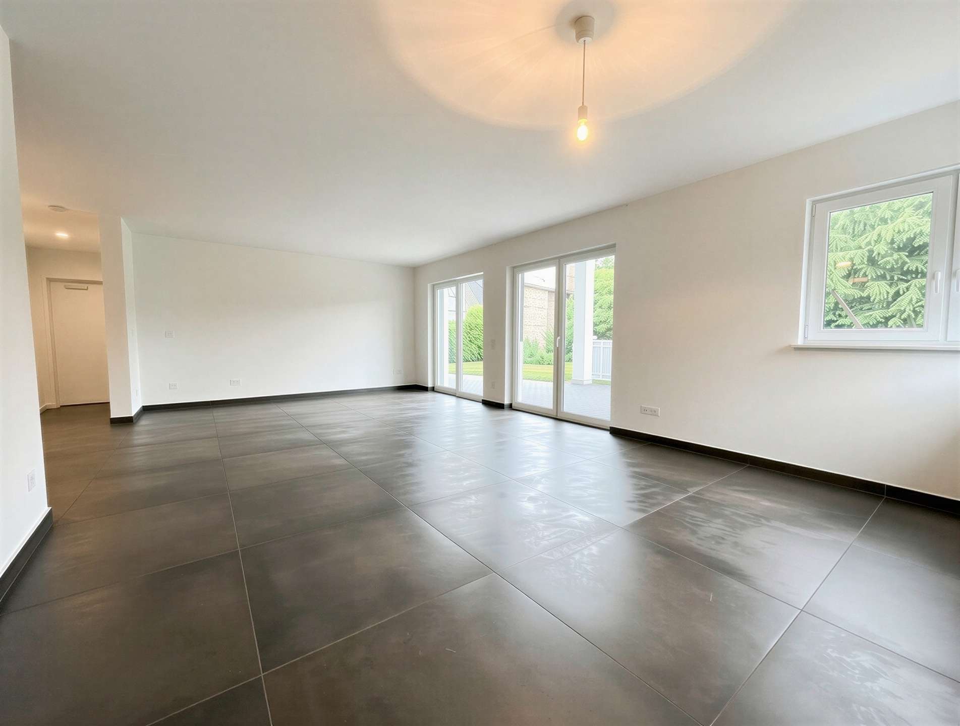Wohnzimmer mit offener Küche