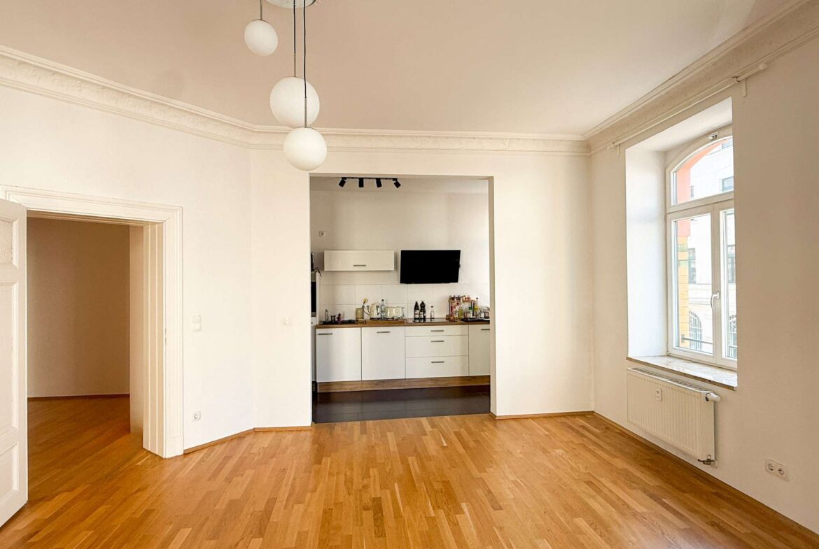 Wohnzimmer mit offener Küche