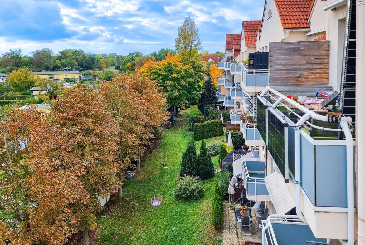 Balkon mit Blick ins Grün 