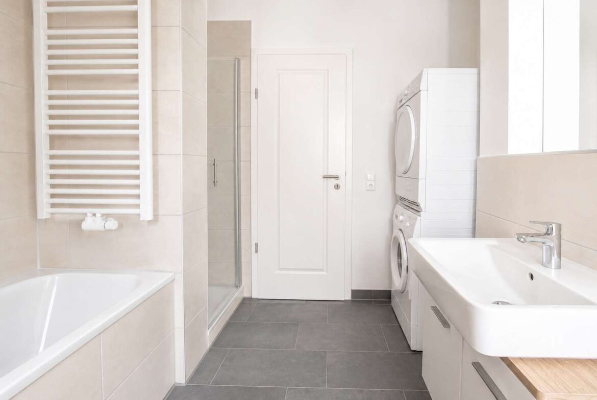 Badezimmer mit Wanne und Dusche