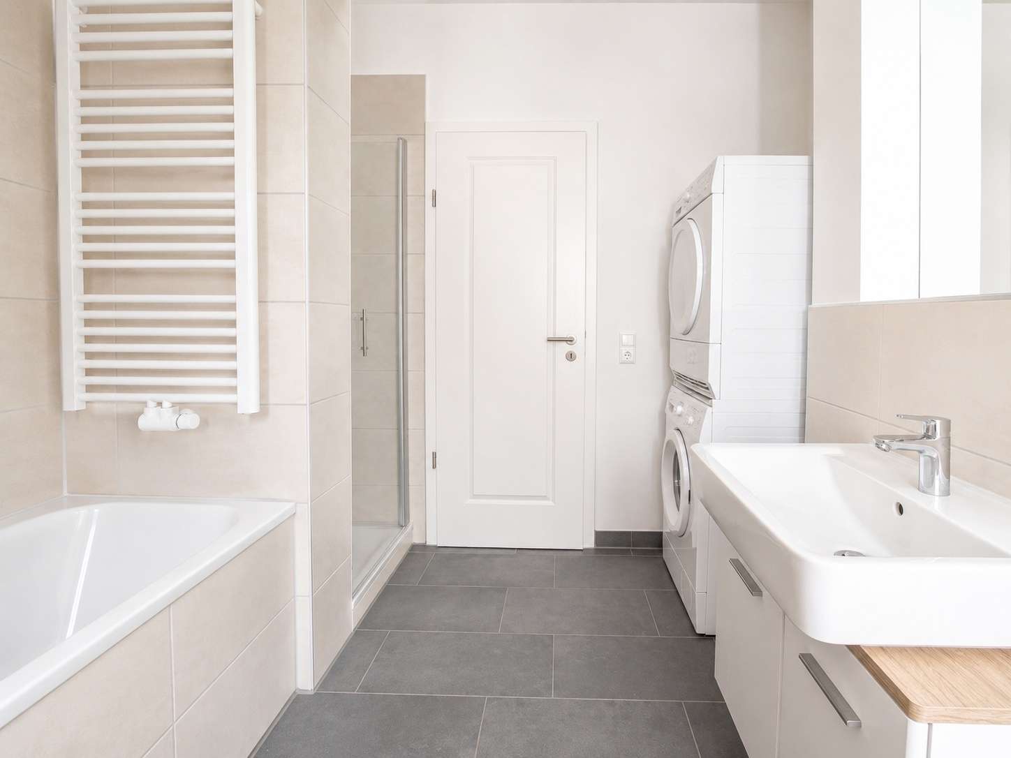 Badezimmer mit Wanne und Dusche