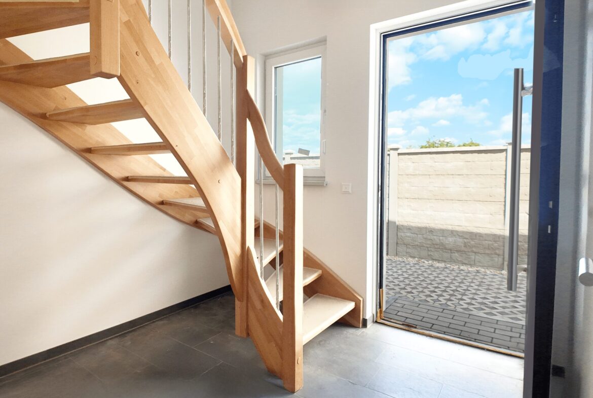 Hauseingang mit Zugang zur Wohnung im 1. Obergeschoss