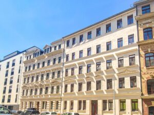 Blick auf das Mehrfamilienhaus