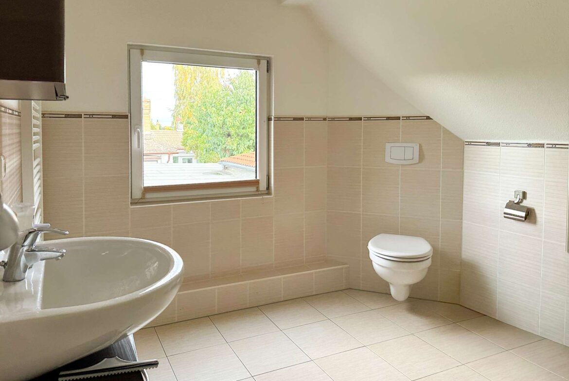 Badezimmer mit Fenster