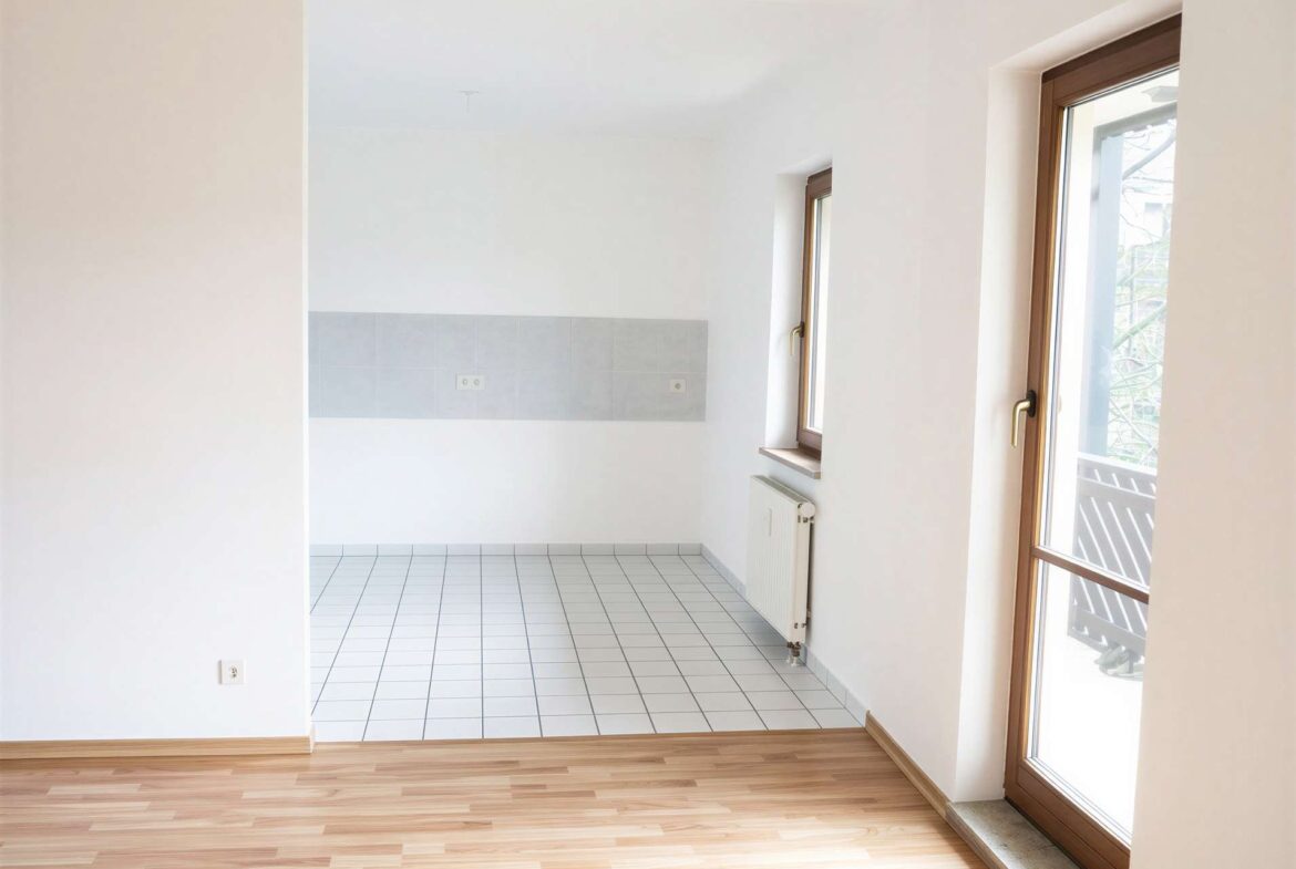 Wohnzimmer mit Blick in Küche