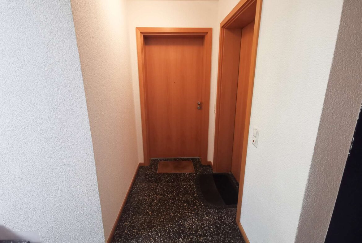 Flur mit Wohnungstür