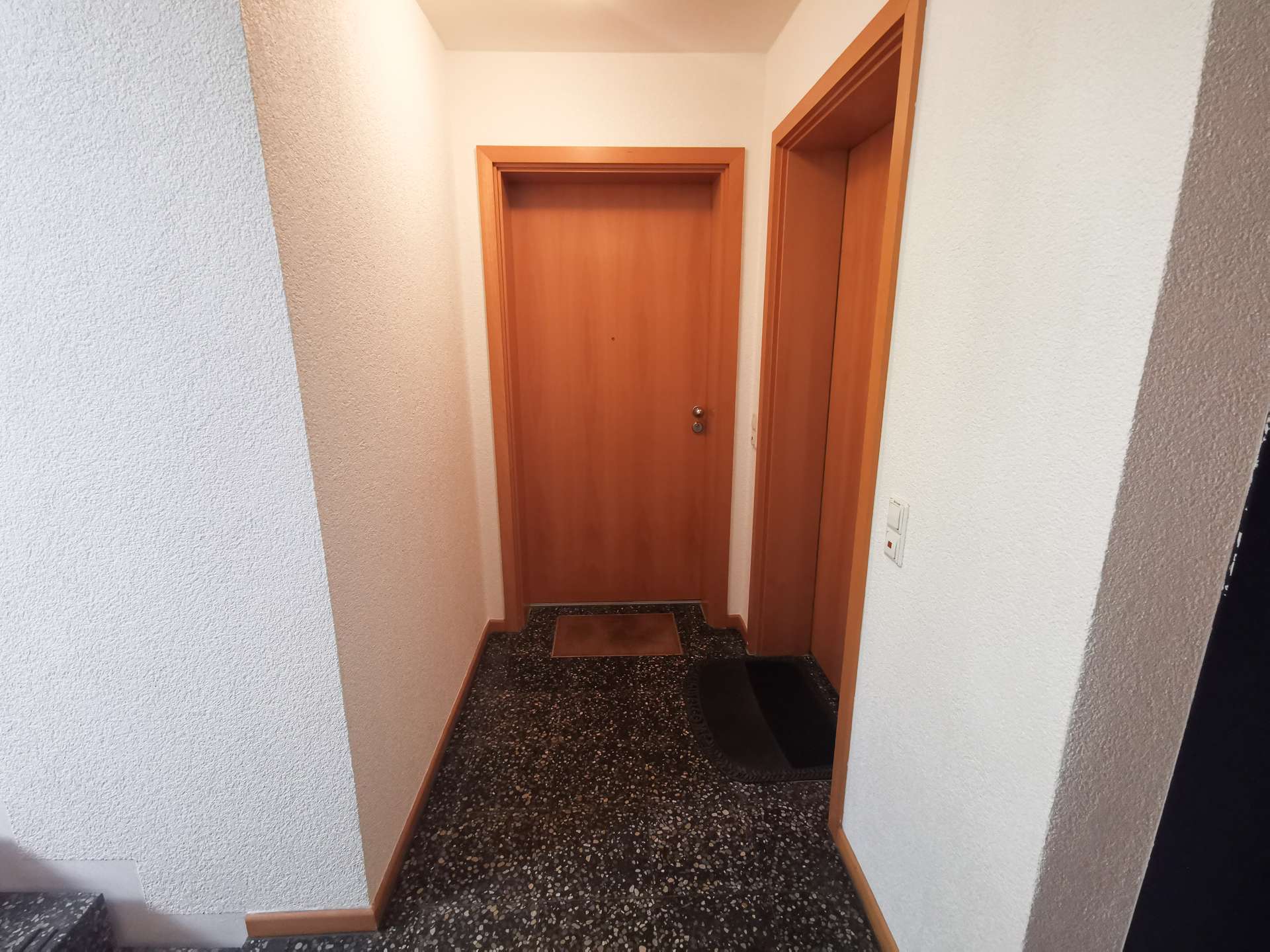 Flur mit Wohnungstür