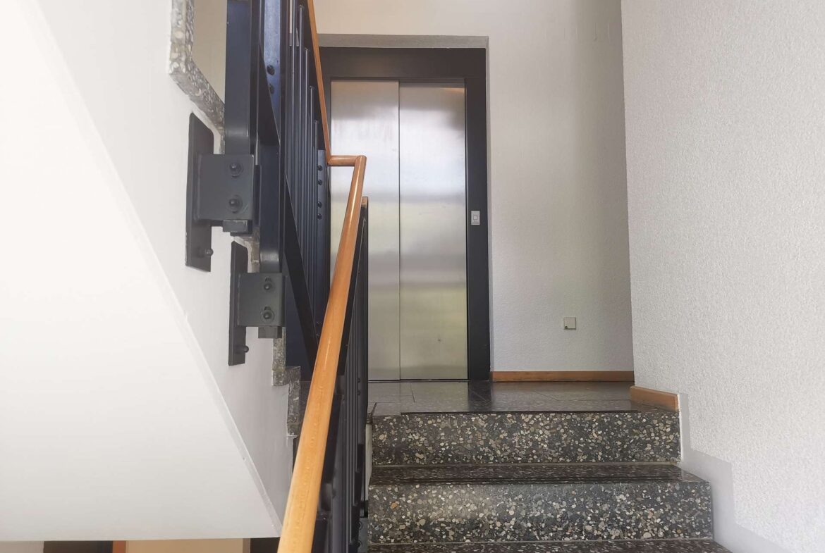 Treppenhaus mit Aufzug