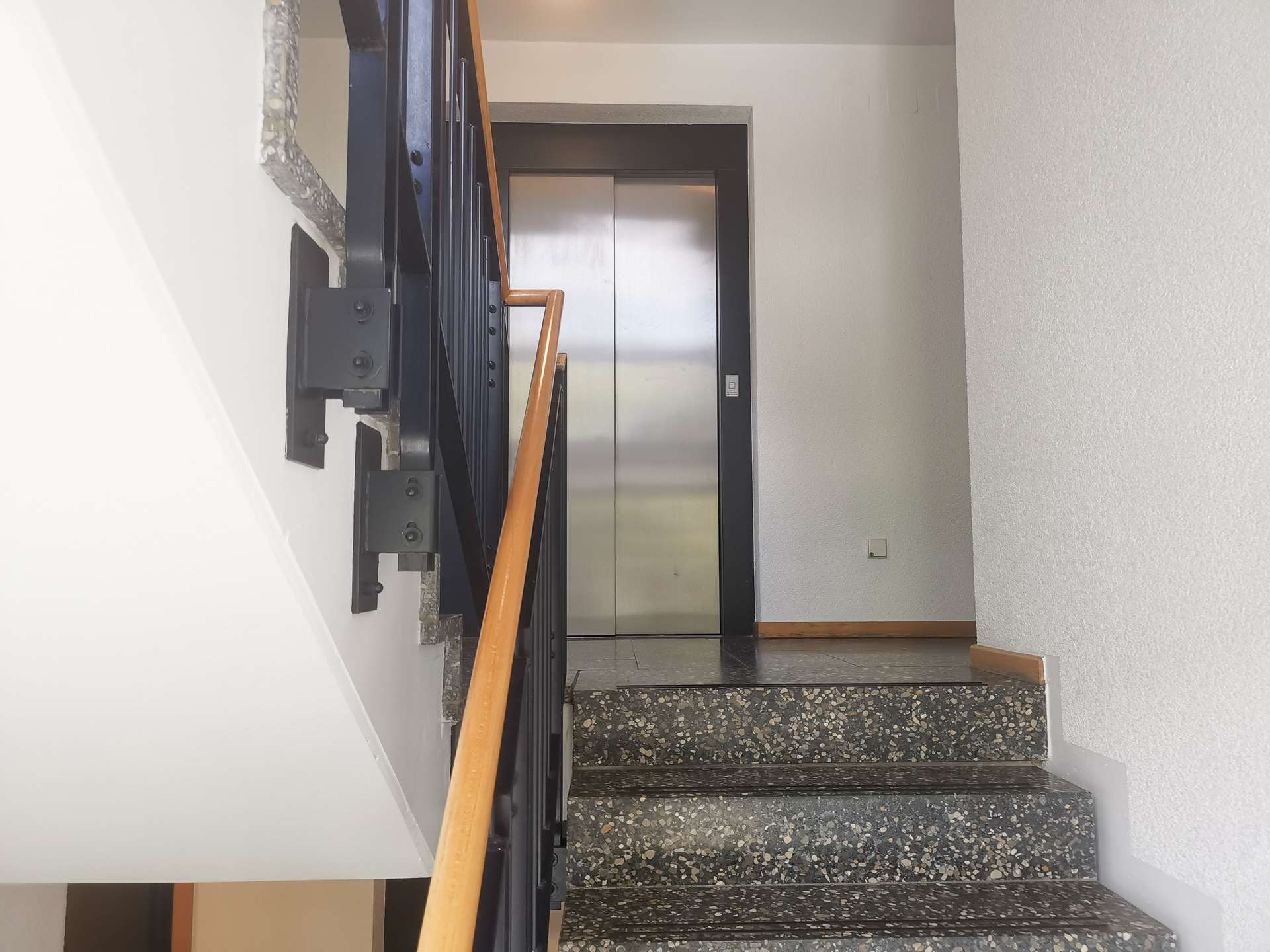 Treppenhaus mit Aufzug