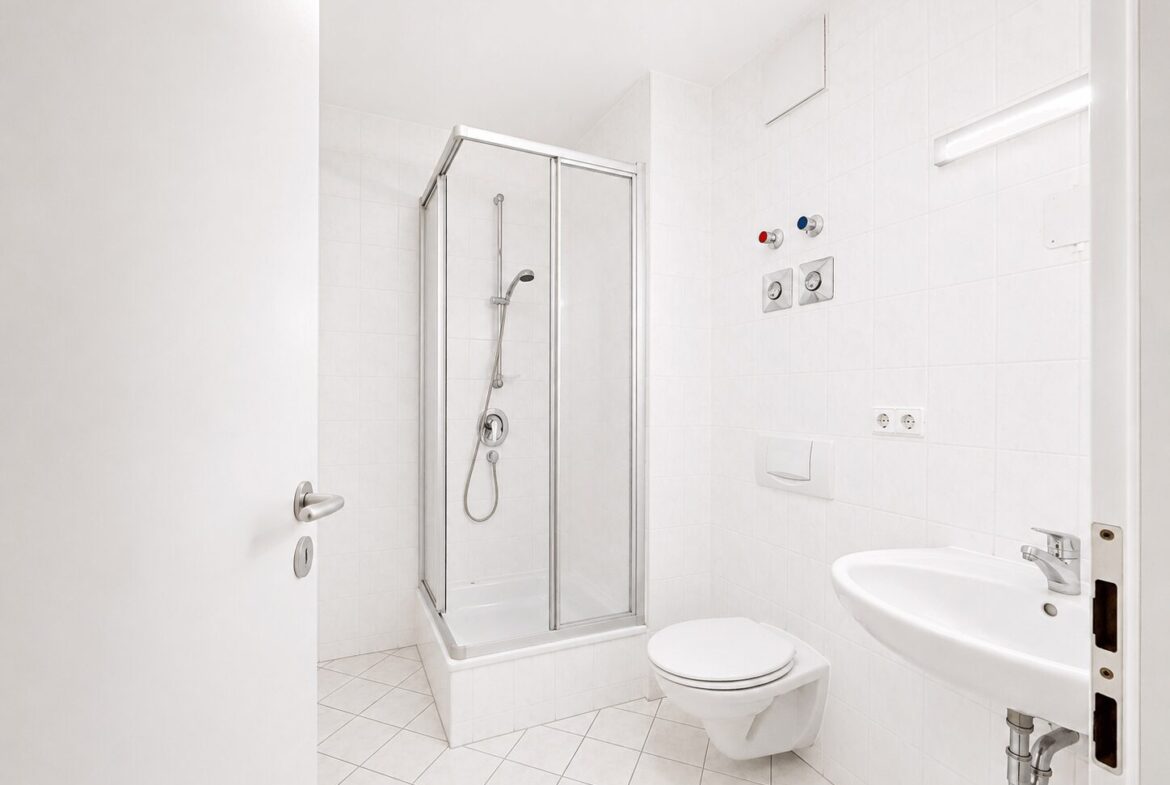 Badezimmer mit Dusche