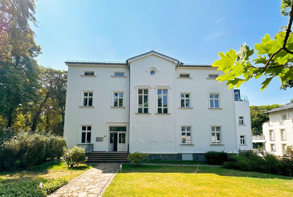 Frontansicht mit Vorgarten