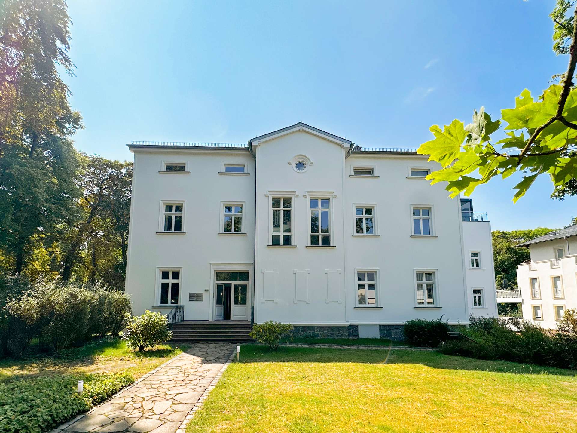 Frontansicht mit Vorgarten