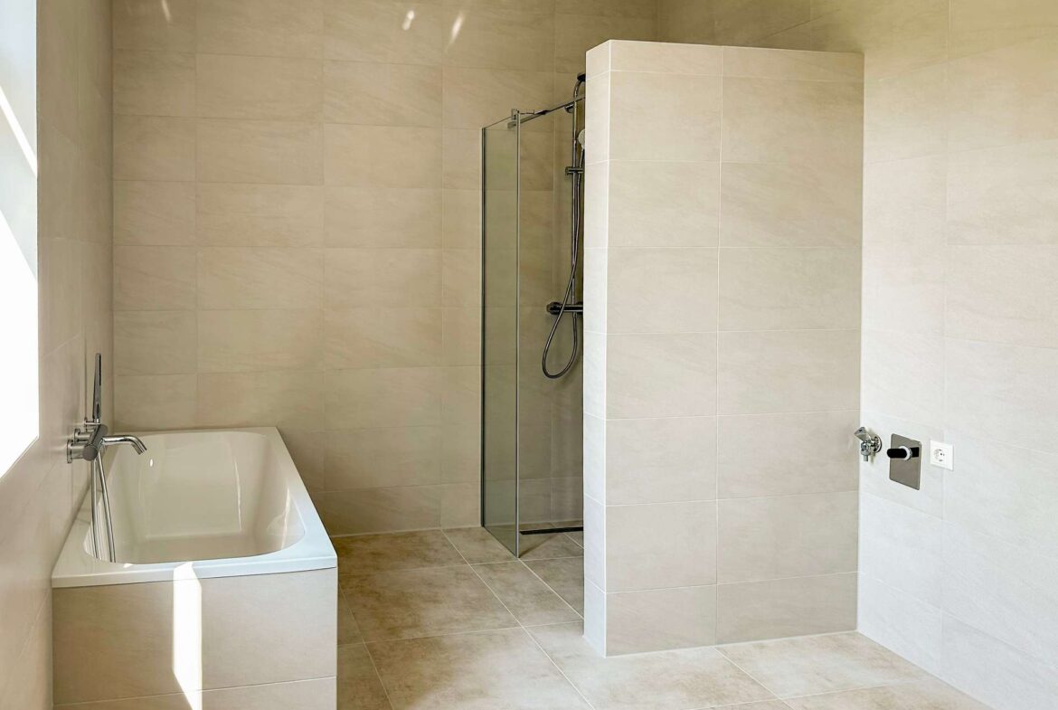 Bad mit Wanne und Dusche