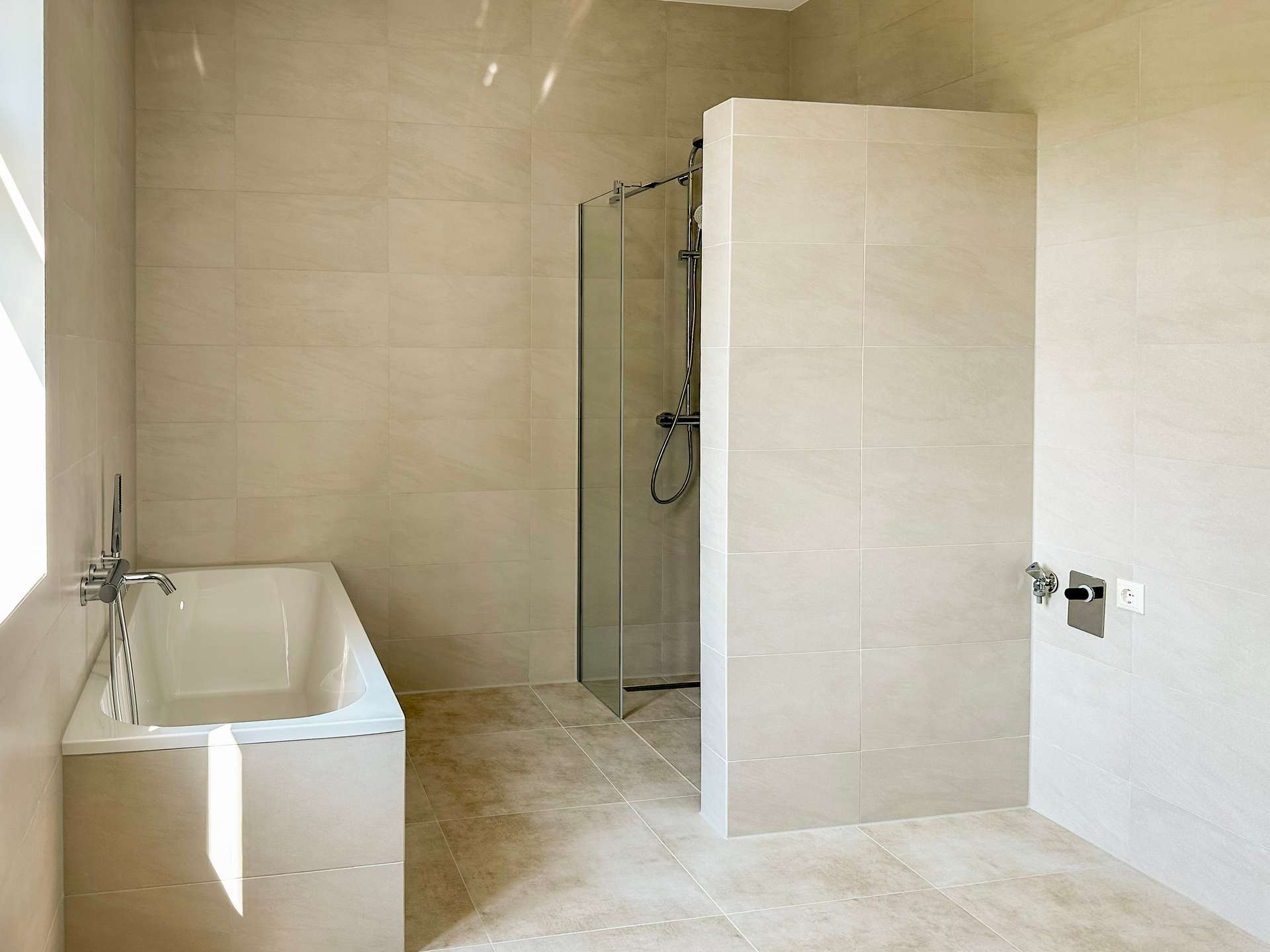 Bad mit Wanne und Dusche
