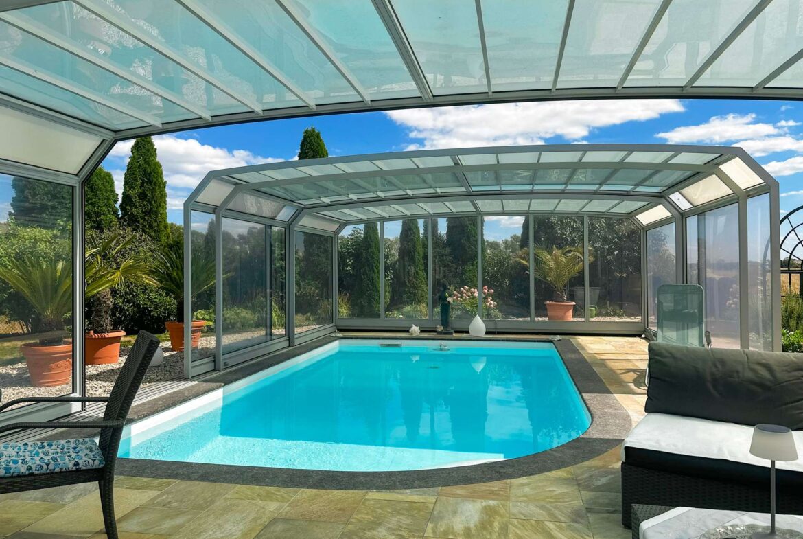 Pool mit verschiebbarer Überd.