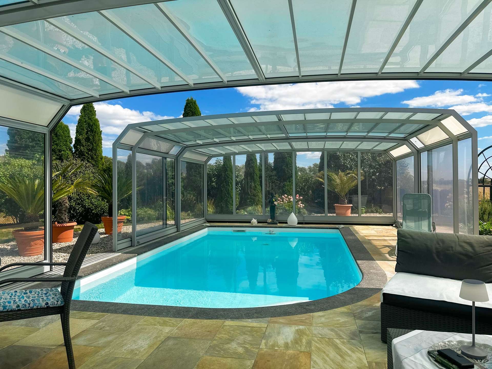 Pool mit verschiebbarer Überd.