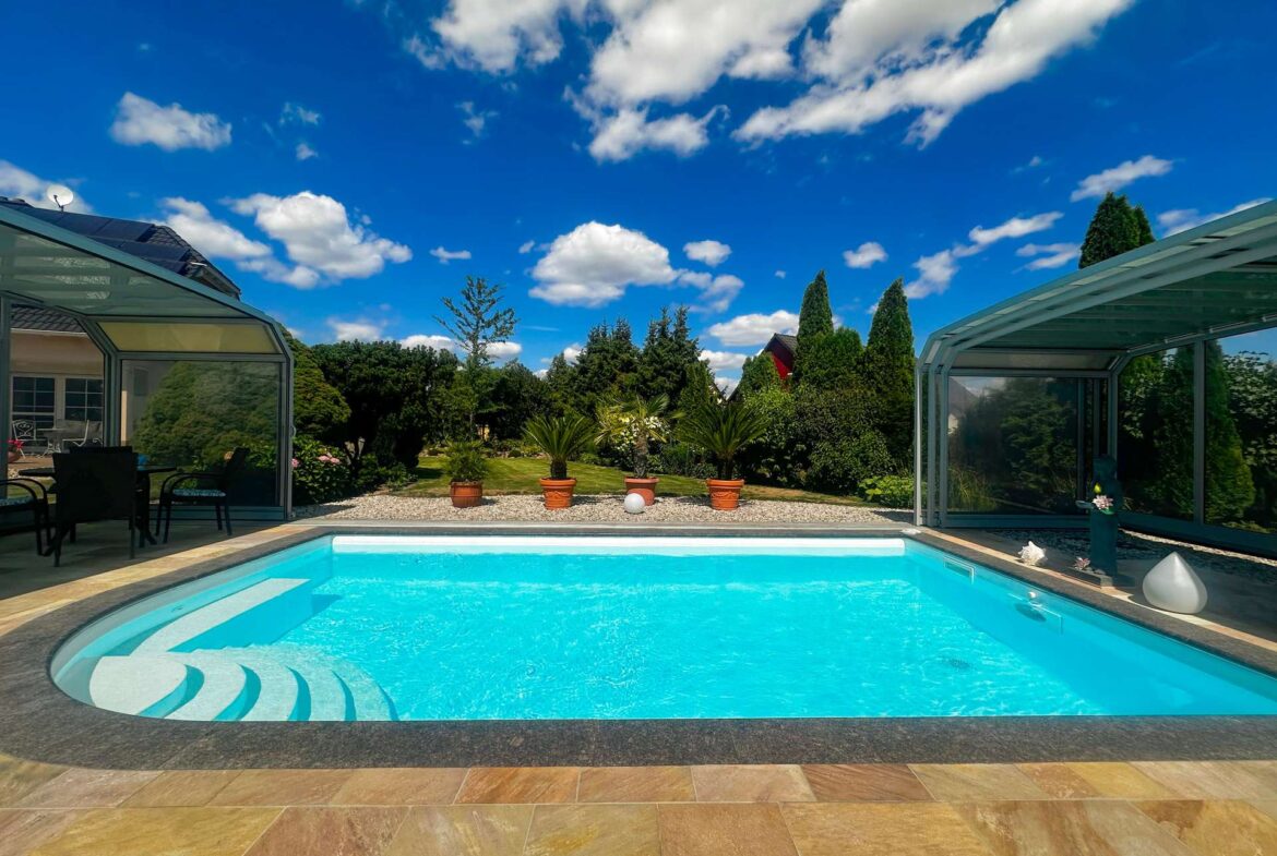 Pool mit geöffneter Überdachung
