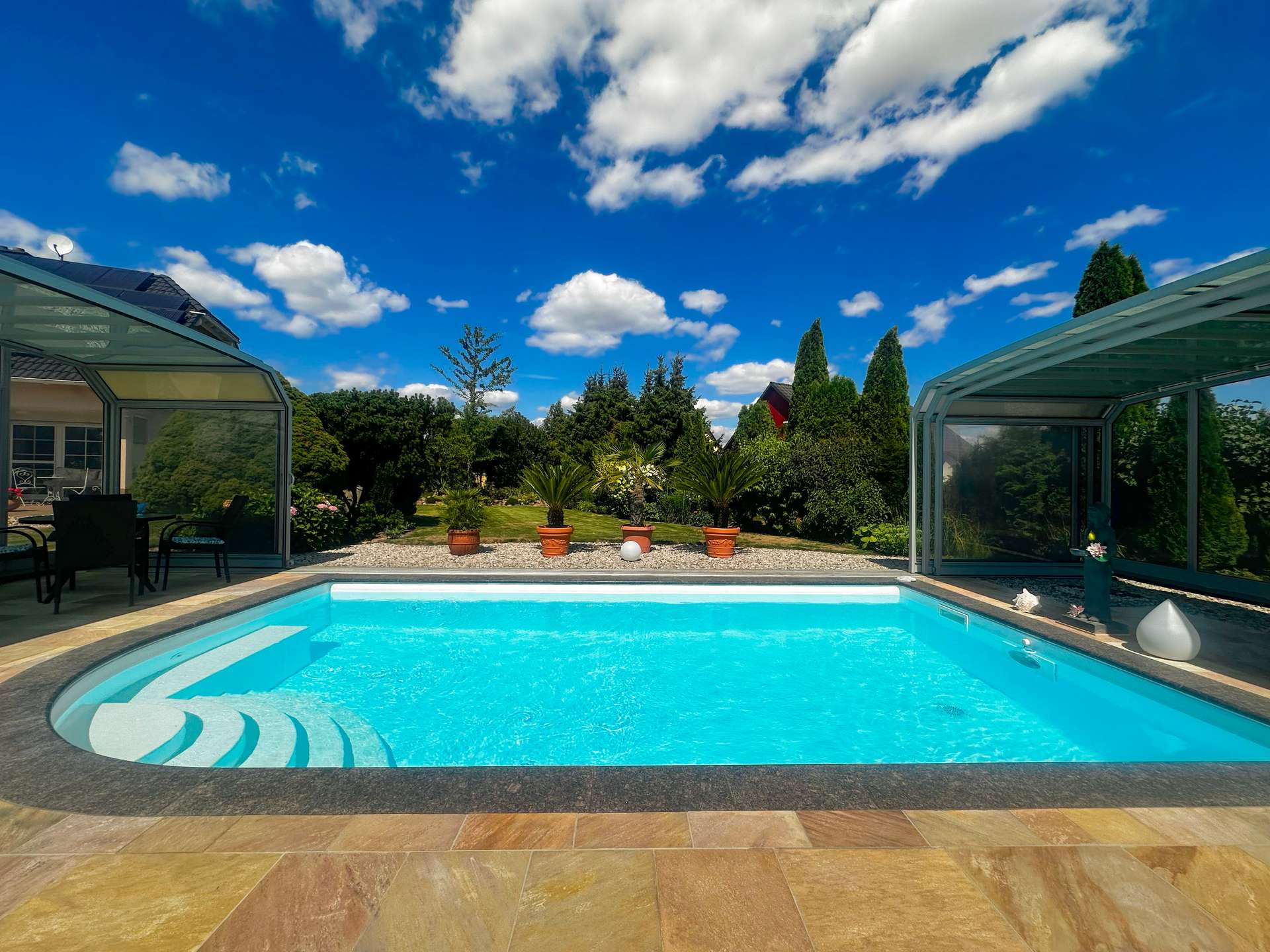 Pool mit geöffneter Überdachung