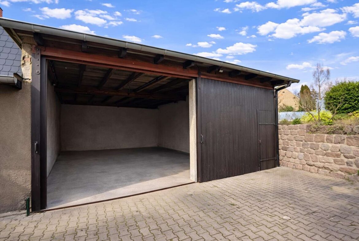 Große Garage innen