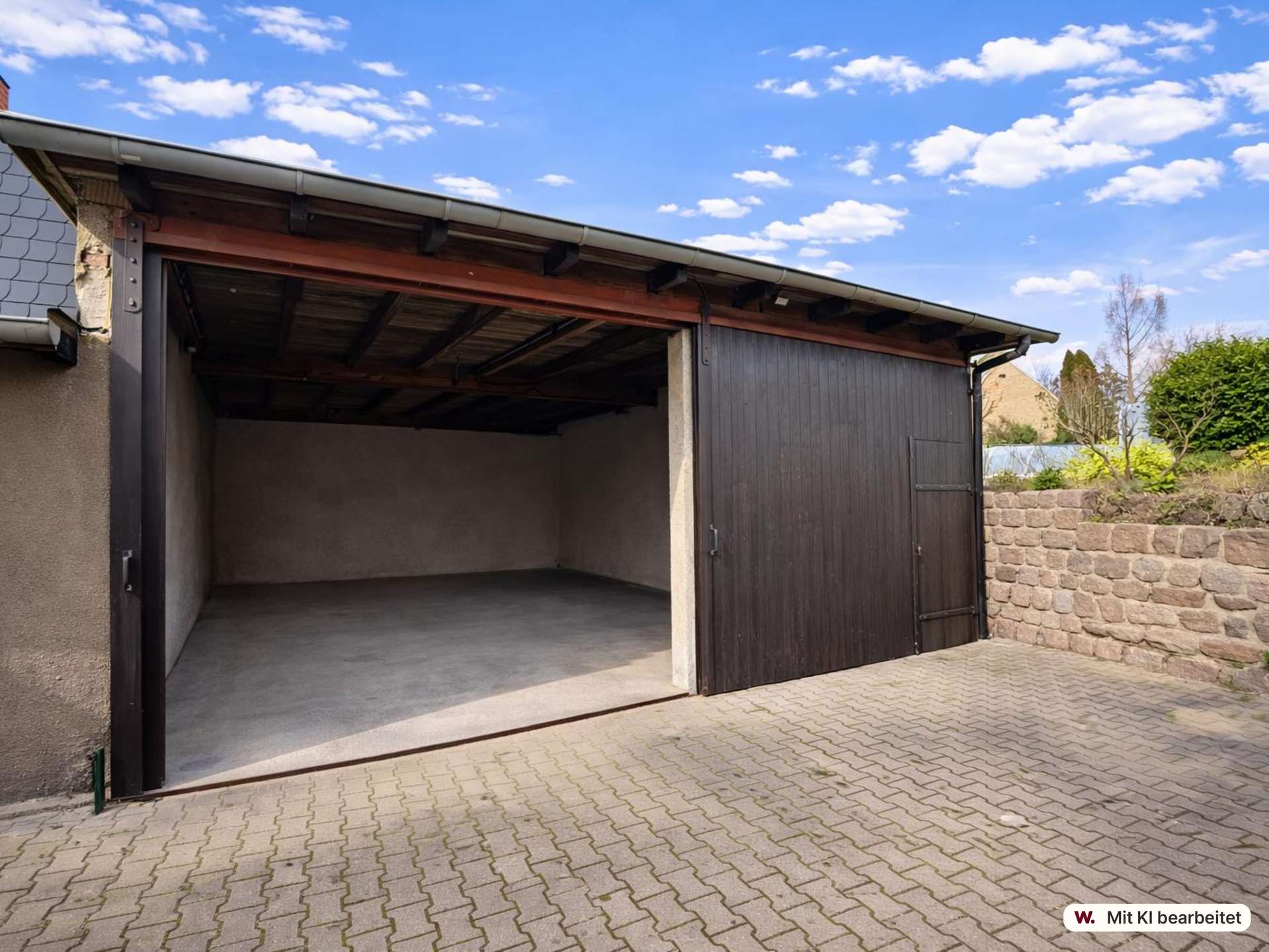 Große Garage innen