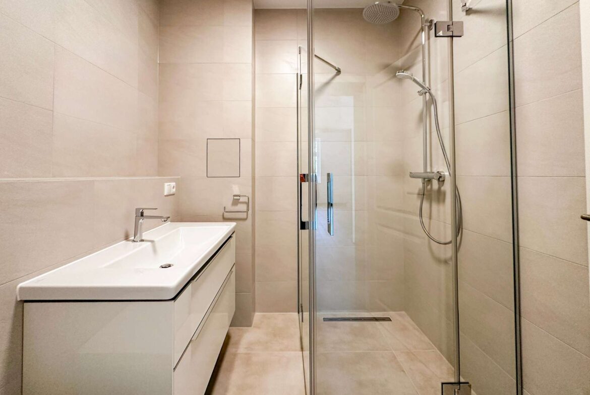 Gäste-WC mit Dusche