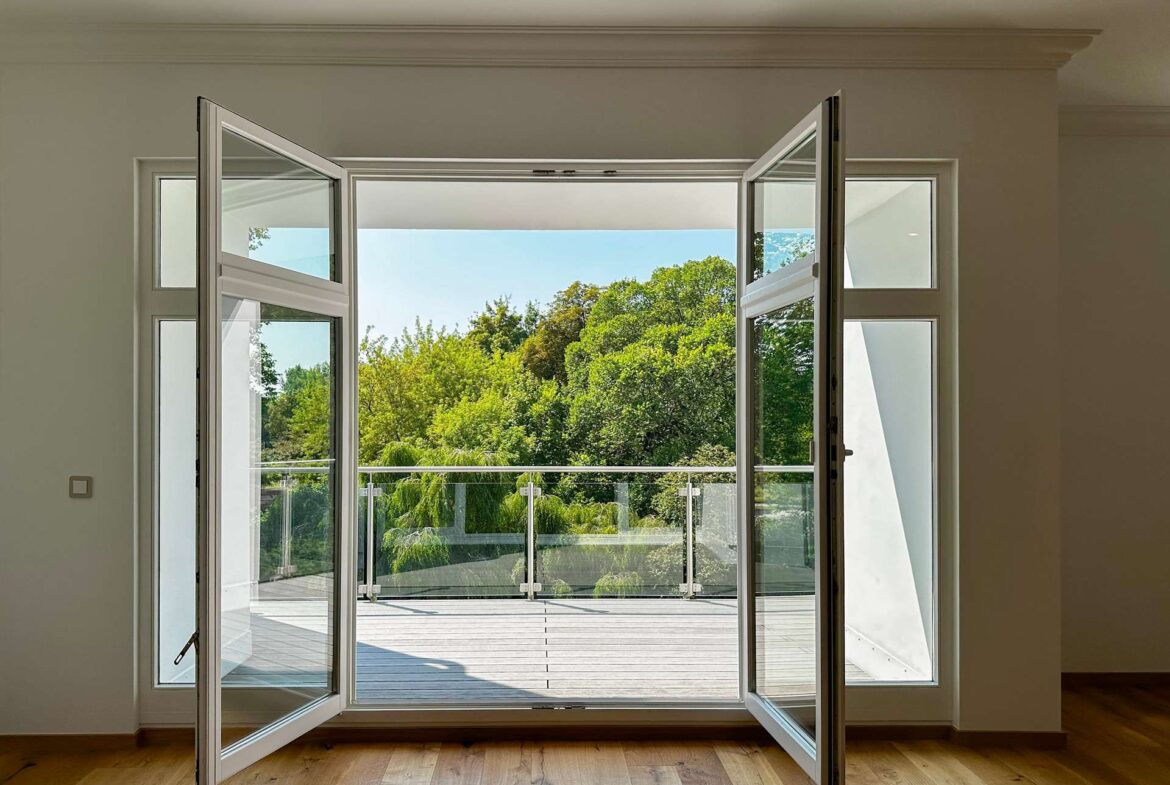 Balkon mit grünem Blick