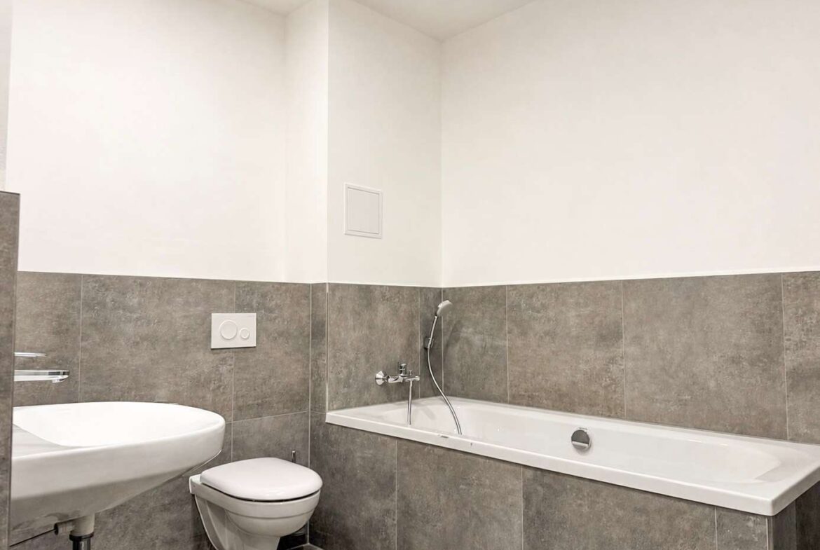 Bad mit Wanne am Schlafzimmer